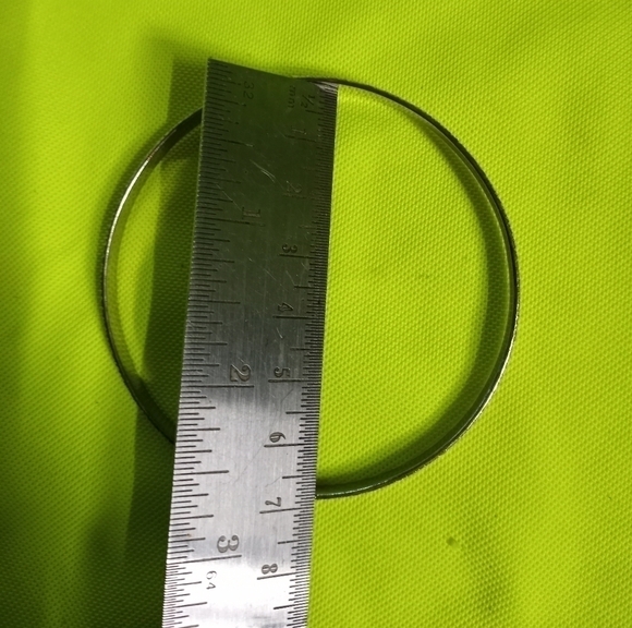 Silvertone textured Bangle bracelet large - Picture 4 of 4